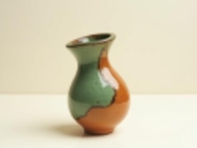 Abstrakte Keramikvase mit künstlerischem Design